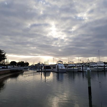 Bamboo Motor Inn Lakes Entrance Bagian luar foto