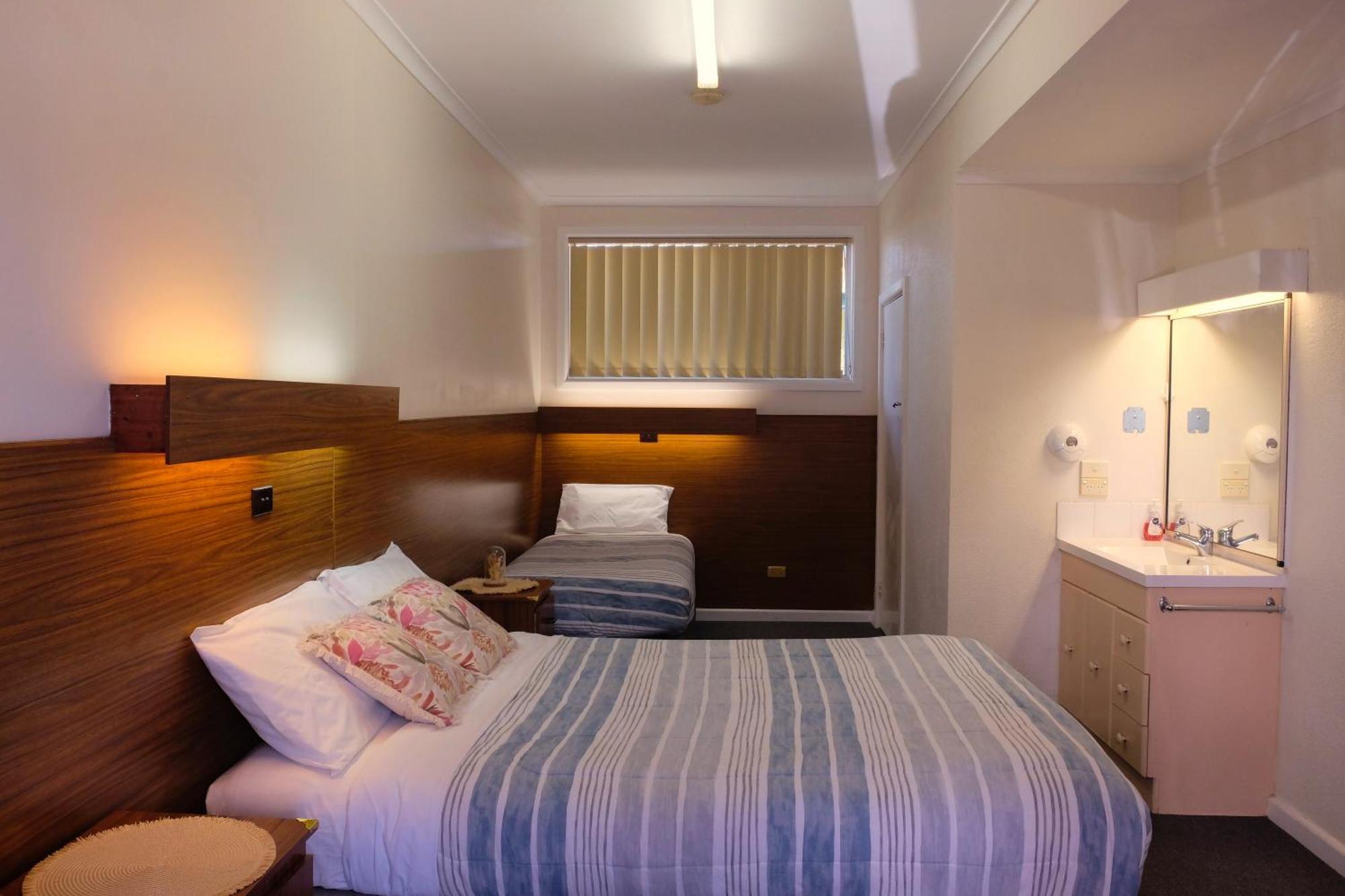 Bamboo Motor Inn Lakes Entrance Bagian luar foto