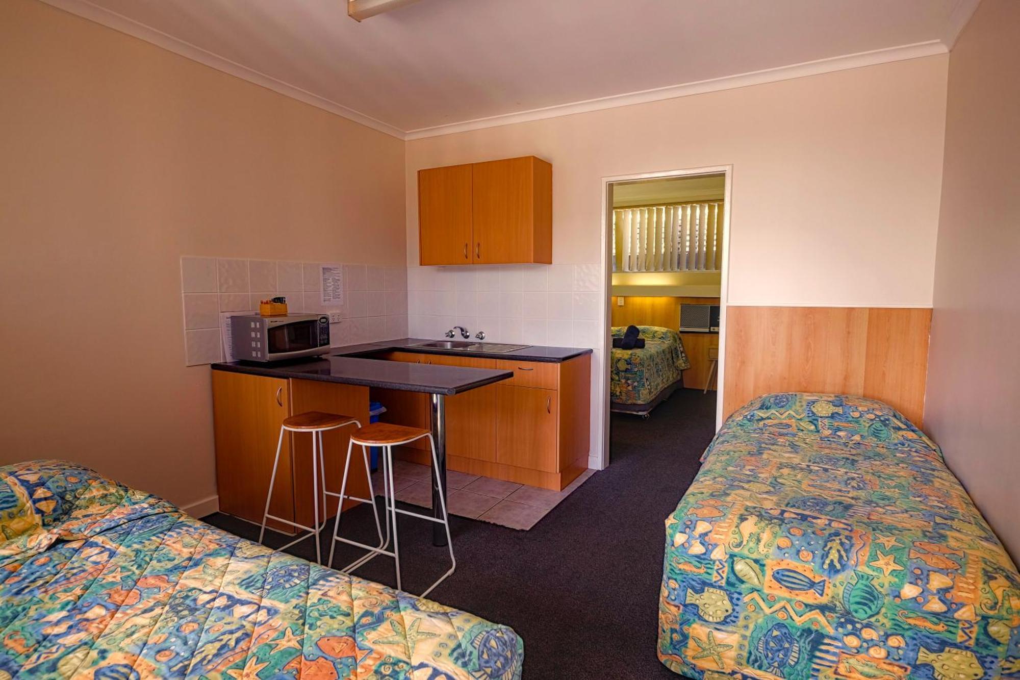 Bamboo Motor Inn Lakes Entrance Bagian luar foto