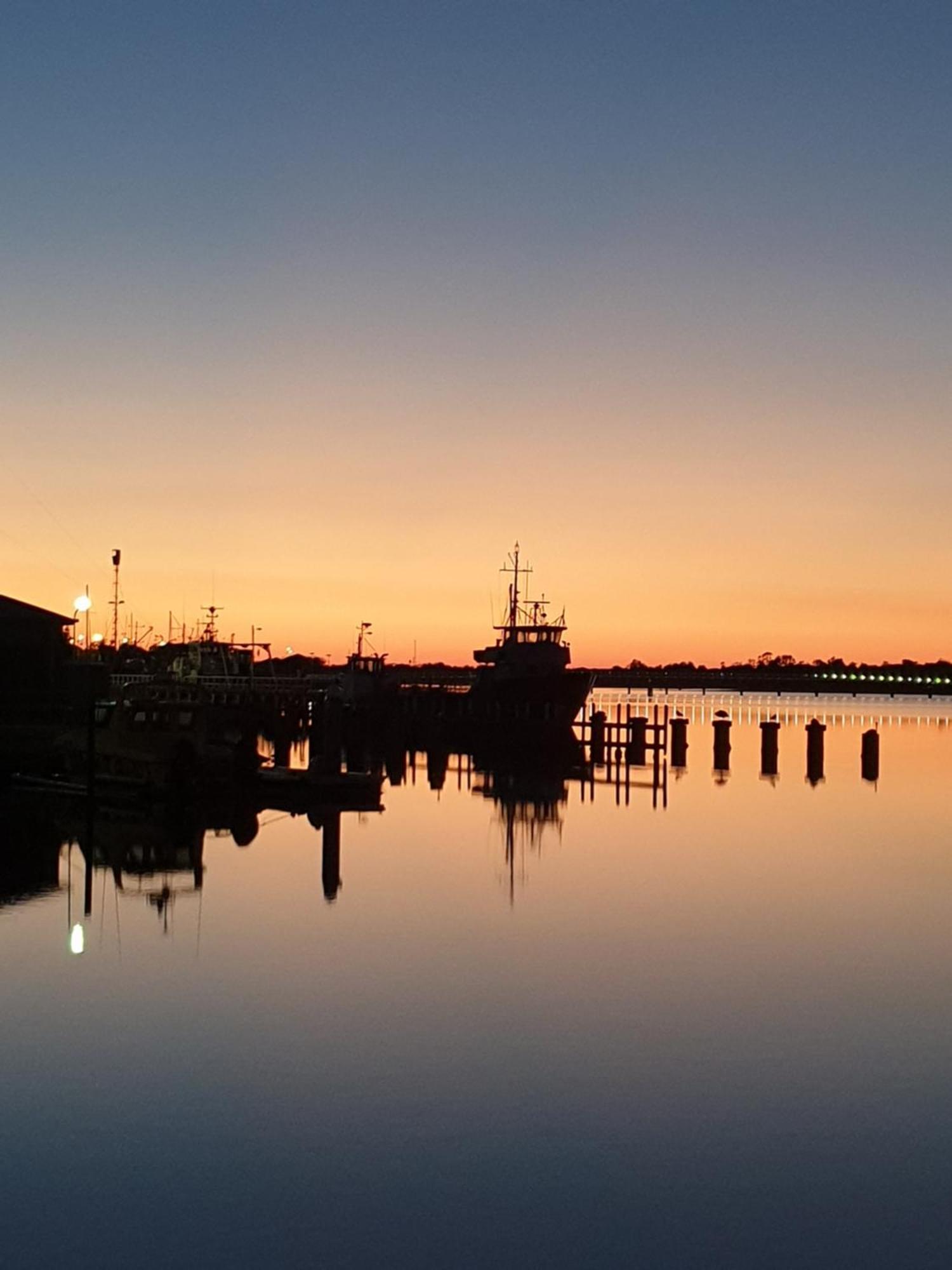 Bamboo Motor Inn Lakes Entrance Bagian luar foto