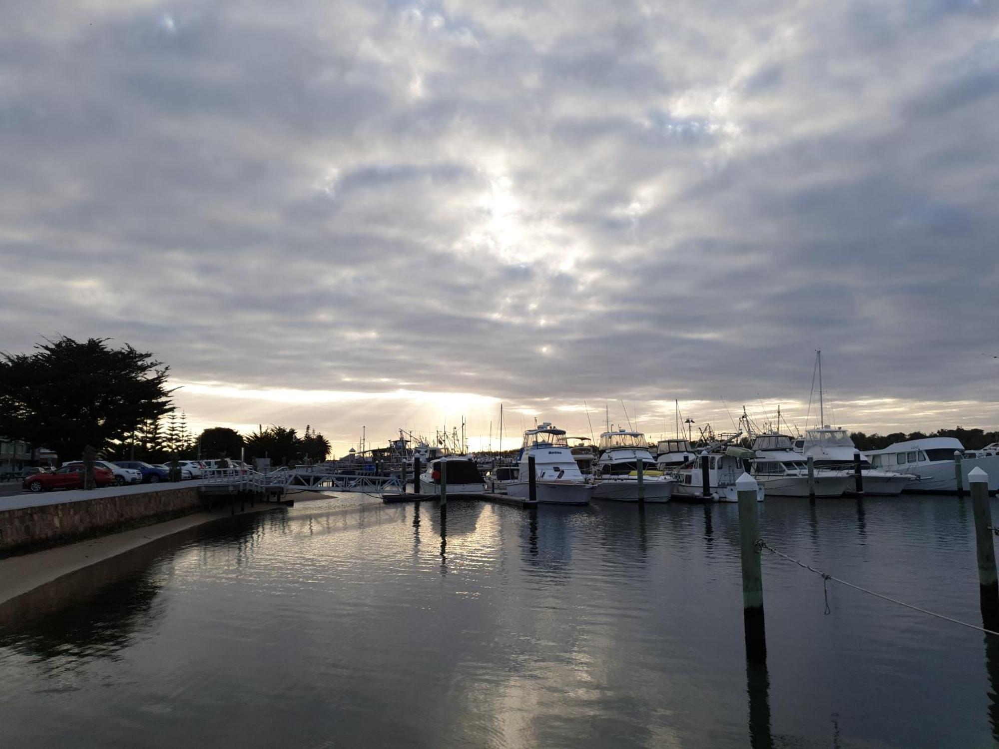 Bamboo Motor Inn Lakes Entrance Bagian luar foto
