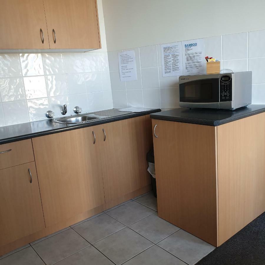 Bamboo Motor Inn Lakes Entrance Bagian luar foto